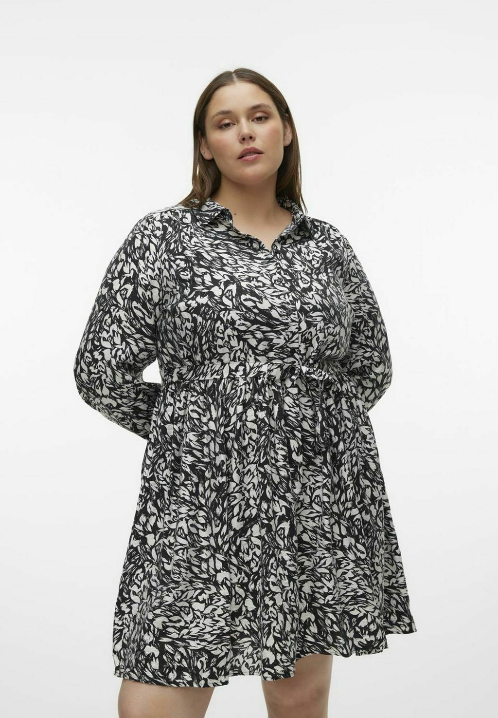 

Платье-рубашка CURVE NICHT VERSTELLBARE BÜNDCHEN WEITE ÄRMEL Vero Moda Curve, черный