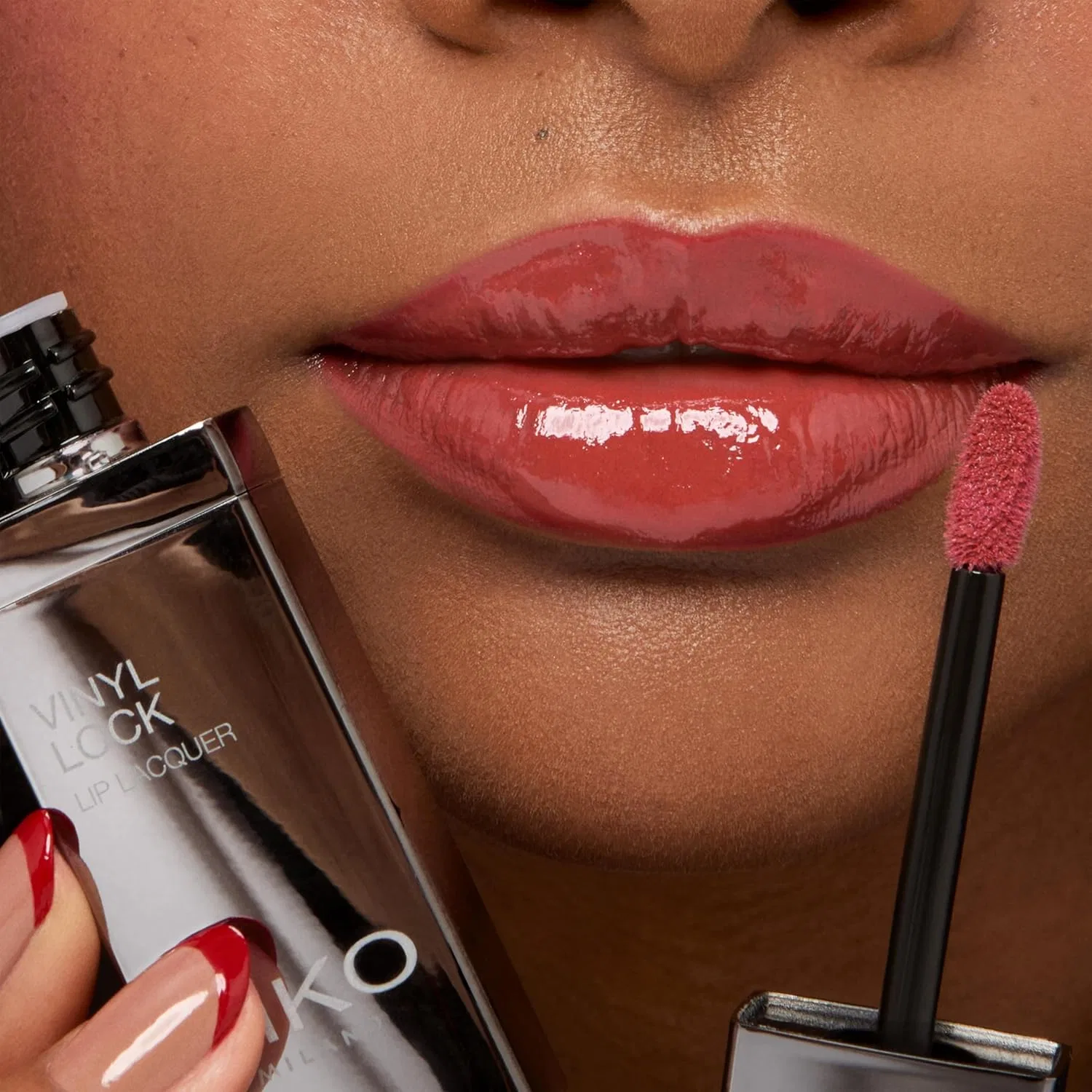 Жидкая помада KIKO Milano Vinyl Lock Lip Lacquer 2 с виниловым финишем Kiko Milano, 2 Back To Brick — фото 3