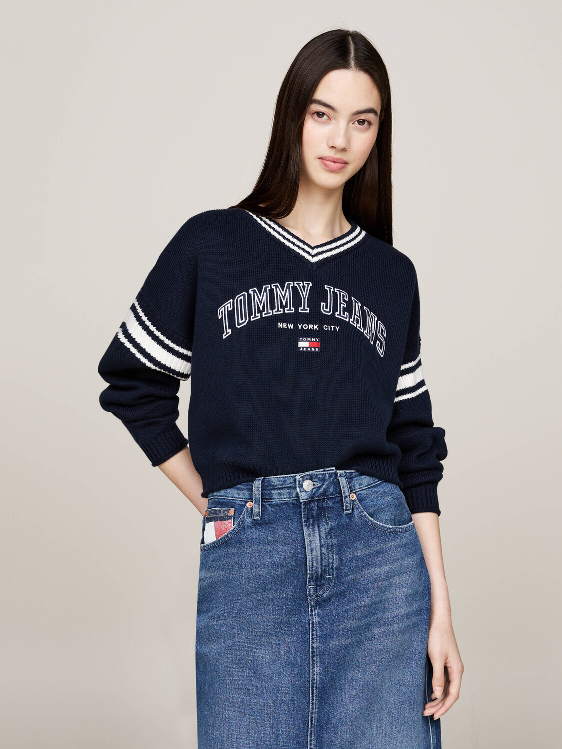 

Свитер Tommy Jeans VARSITY Regular Fit, темно-синий