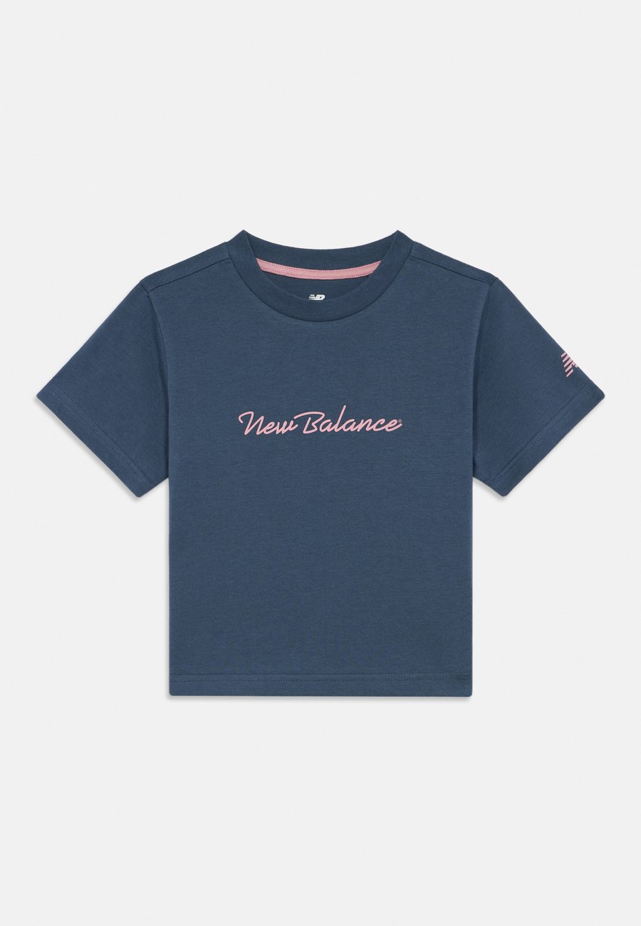 

Футболка New Balance SMALL SCRIPT BABY TEE, Vintage Indigo/Dark Blue, Синий, Футболка New Balance SMALL SCRIPT BABY TEE, Vintage Indigo/Dark Blue