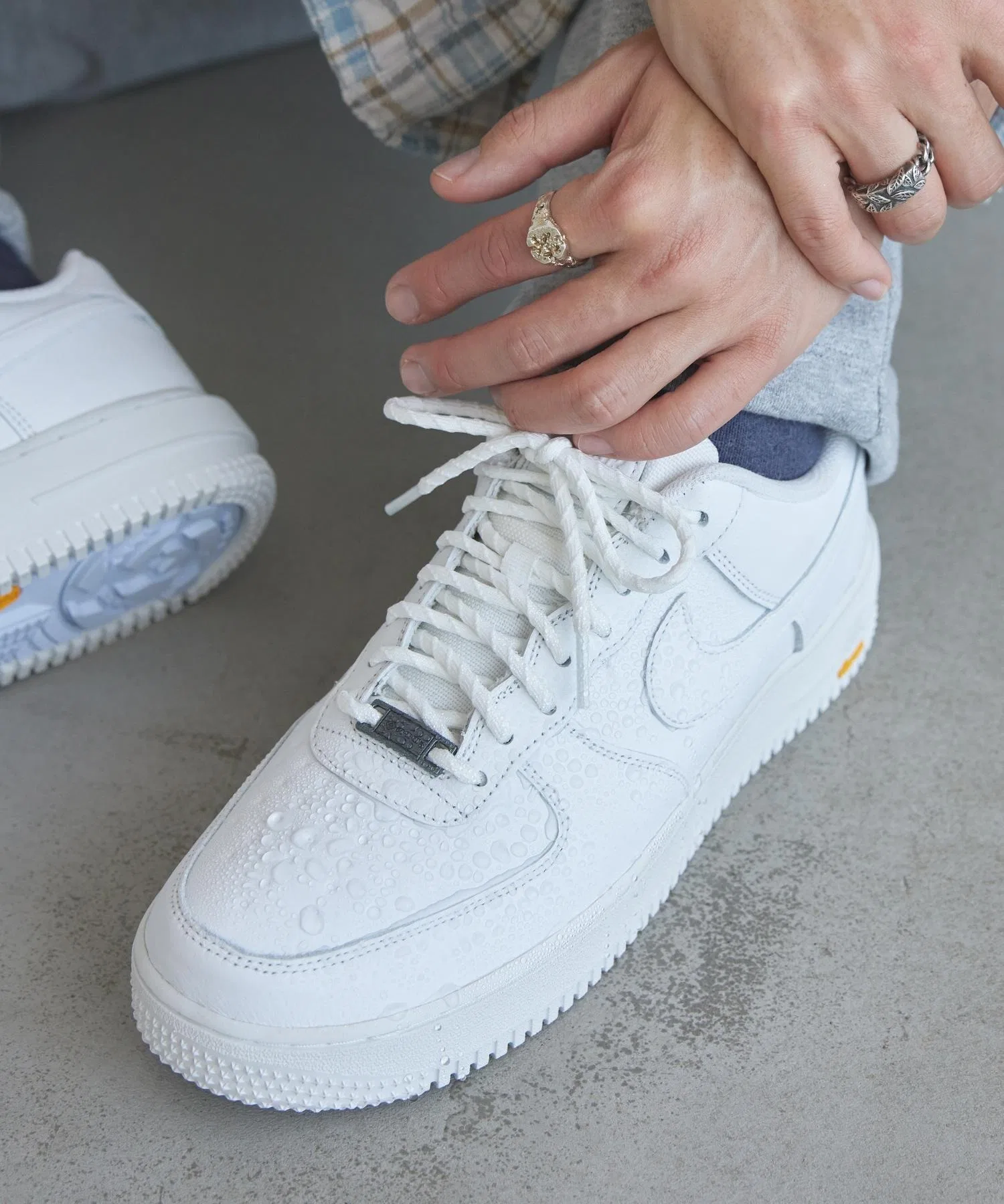 Мужские кроссовки Nike Air Force 1 Gore-Tex из натуральной кожи, белые — фото 2