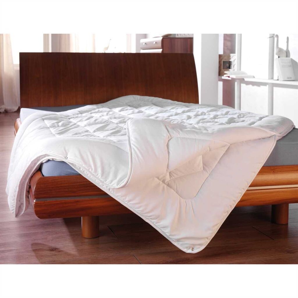 

Одеяло 135x200см, 4-сезонное, подходит для аллергиков, стирка при 95°C, состоит из 2 одеял на кнопках Bestlivings
