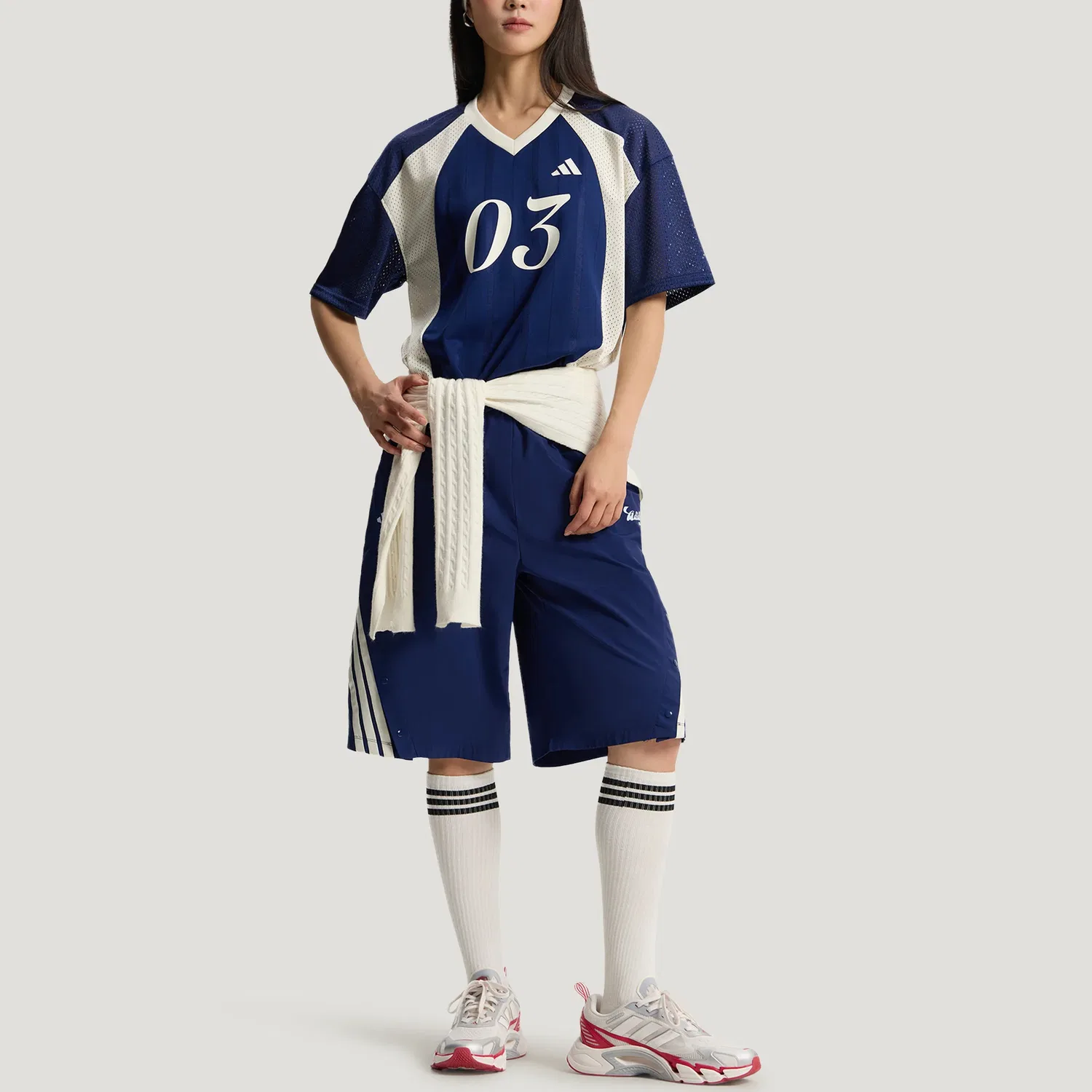 Футболка с V-образным вырезом Adidas темно-синяя — фото 4