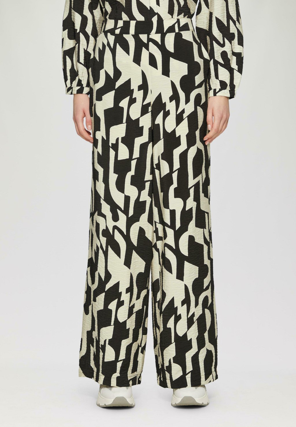 

Брюки WIDE-LEG IM LOOSE FIT MIT ELASTIKBUND s.Oliver, черный