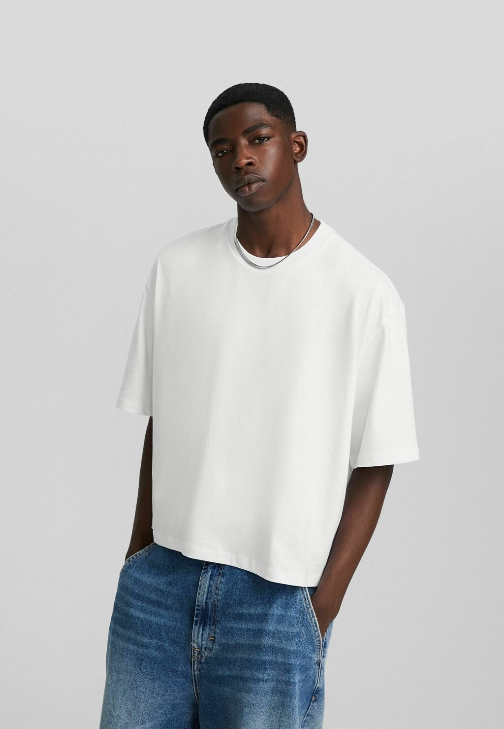 

Базовая футболка Boxy Fit Cropped Short Sleeve Bershka, белый