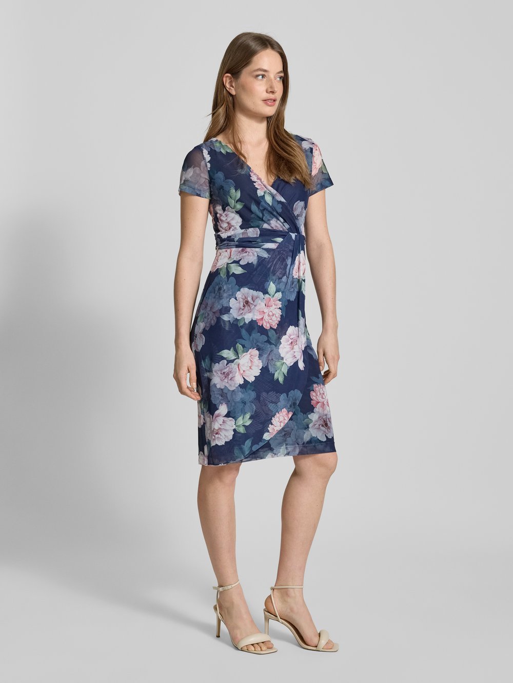 

Коктейльное платье-халат Swing