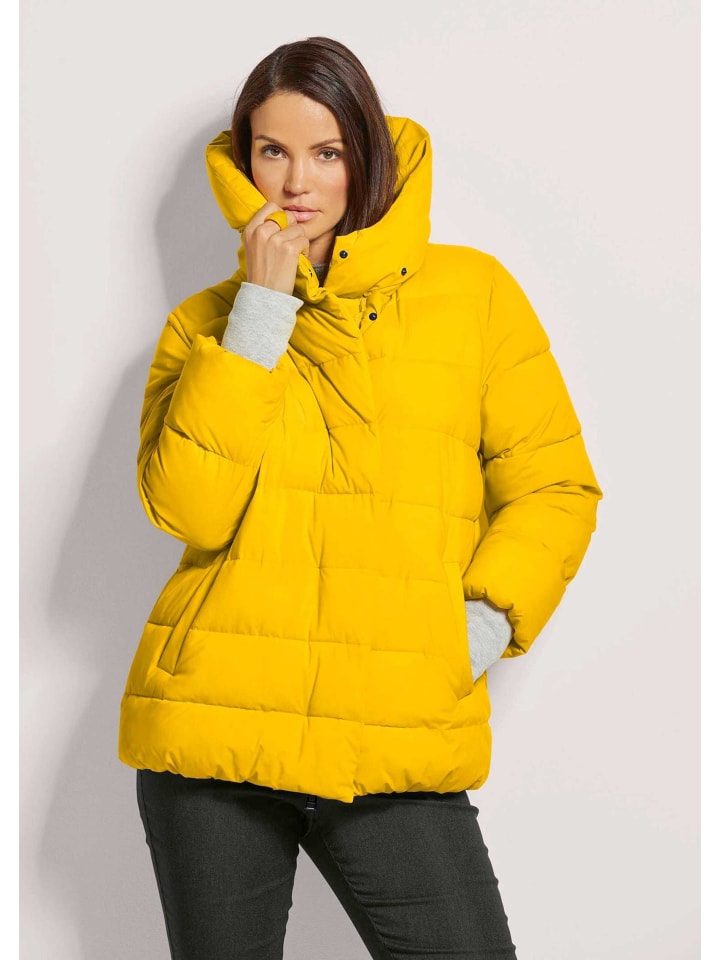 

MADELEINE Стеганая куртка с объемным воротником ярко-желтого цвета