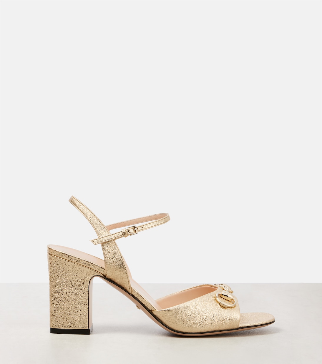 Металлические кожаные сандалии с подвеской Horsebit Gucci, Platino — фото 4
