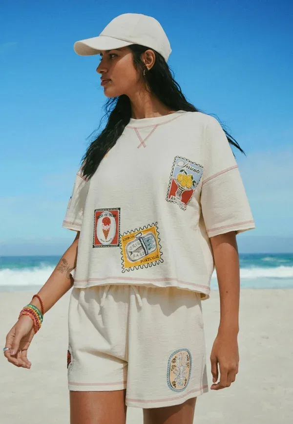 Футболка Regular fit, Next, модель summer badge graphic boxy crew neck t-shirt, цвет экрю