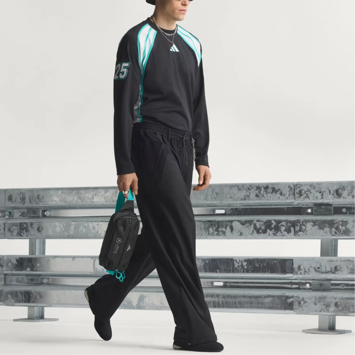 Мужская футболка MERCEDES AMG PETRONAS FORMULA ONE TEAM LAS VEGAS Adidas, черный/белый — фото 4