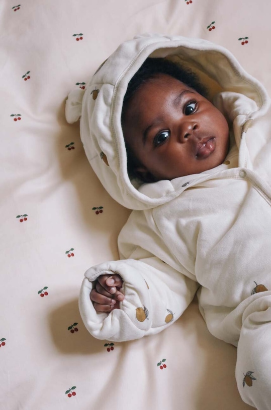 

Хлопковый комбинезон для новорожденных NEWBORN ONESIE с капюшоном Konges Sløjd, бежевый