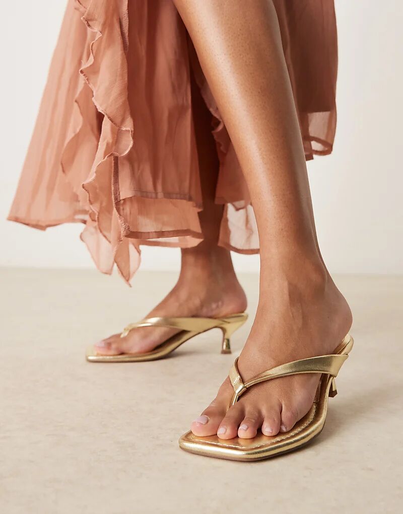 Сандалии ASOS DESIGN Hawaii Toe на каблуке-рюмочке, золотистого цвета