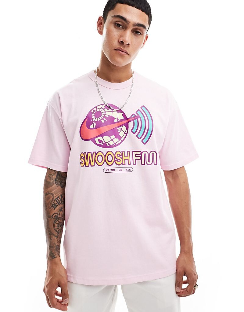 

Розовая футболка с графическим принтом Nike Swoosh FM