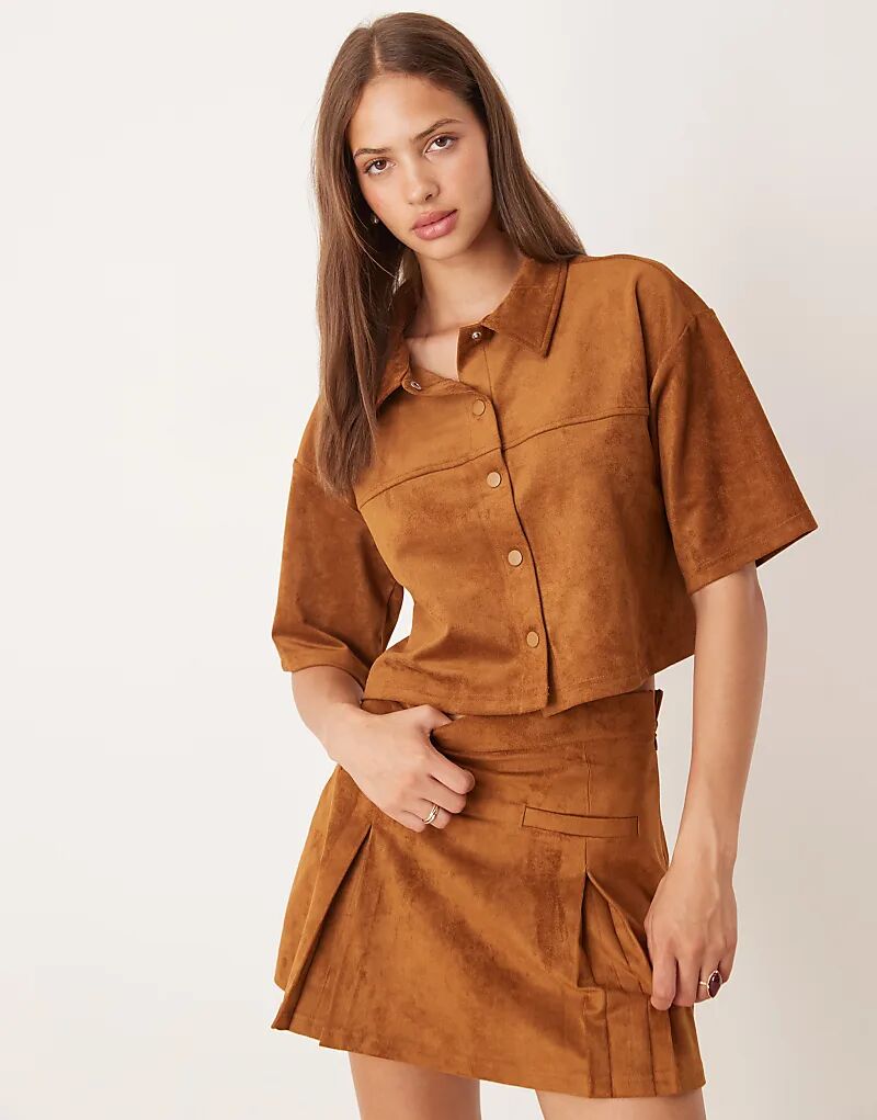 

Рубашка свободного кроя с короткими рукавами из искусственной замши ASOS DESIGN коричневого цвета - КОРИЧНЕВЫЙ