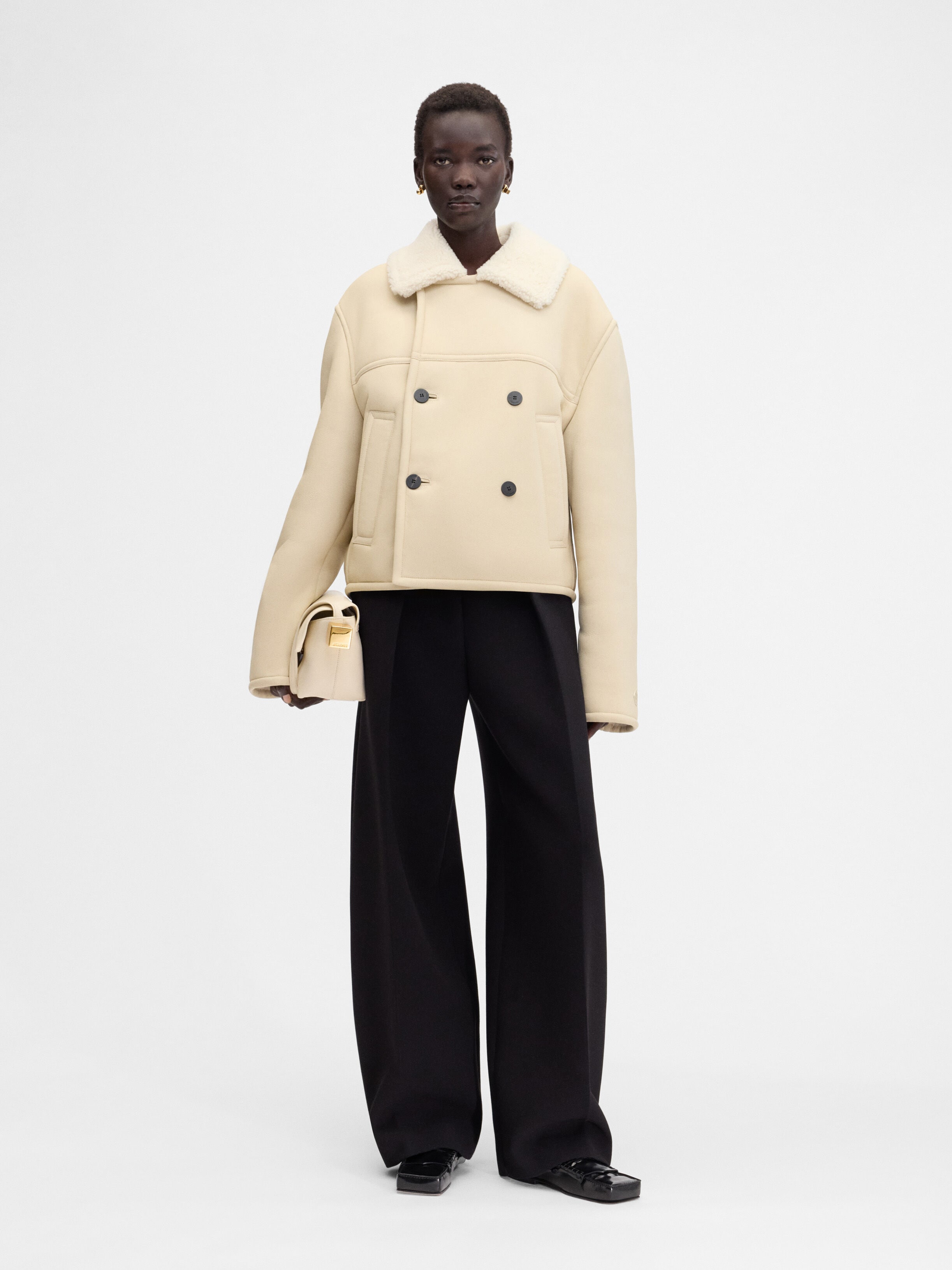 

Двубортная куртка из овчины JACQUEMUS The Mojave jacket, белый