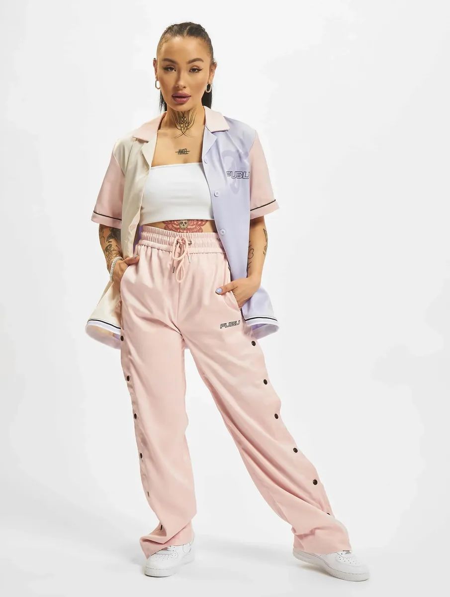 

Брюки из ткани Fubu " Fubu Ladies FW222-012-1 FUBU Corporate Satin Track Pants" (1 шт.), цвет Rose
