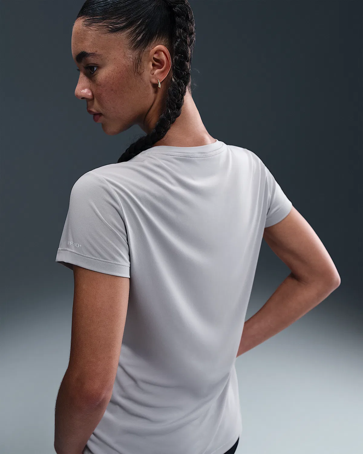 Женский топ с коротким рукавом Nike Swim Swoosh Hydroguard, Light Smoke Grey — фото 2