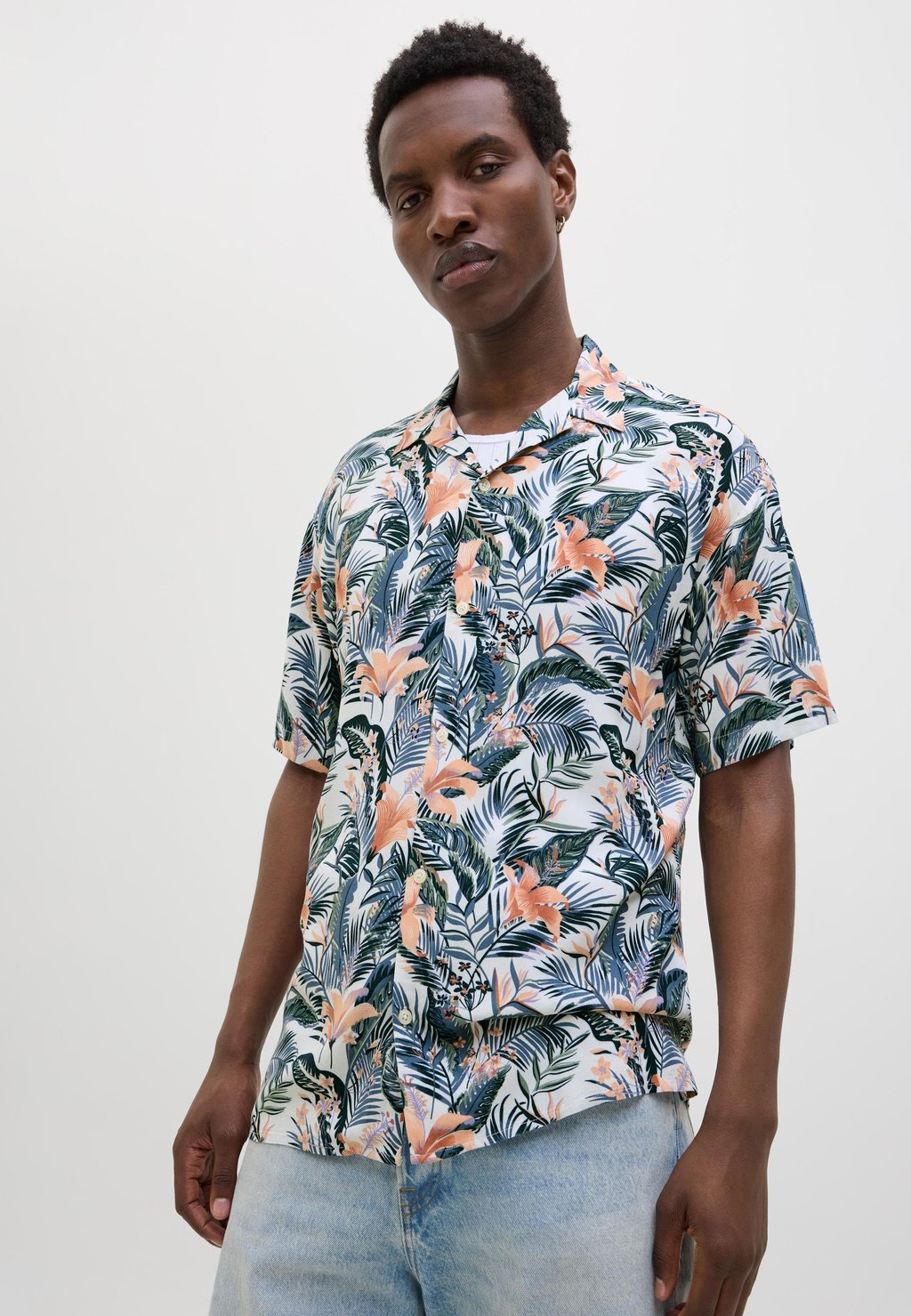 

Рубашка JJEJEFF TROPICAL RESORT SHIRT Jack & Jones, кремовый