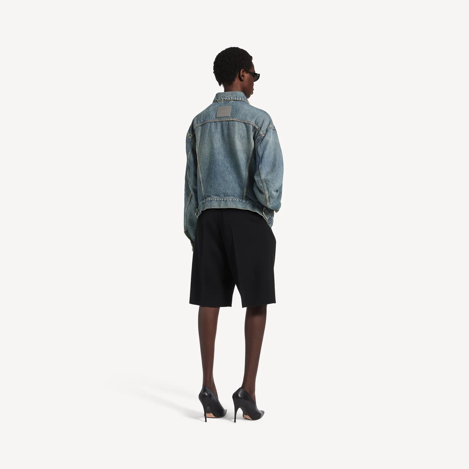 BALENCIAGA Женская джинсовая куртка Kick в оттенке грязно-винтажный синий — фото 4
