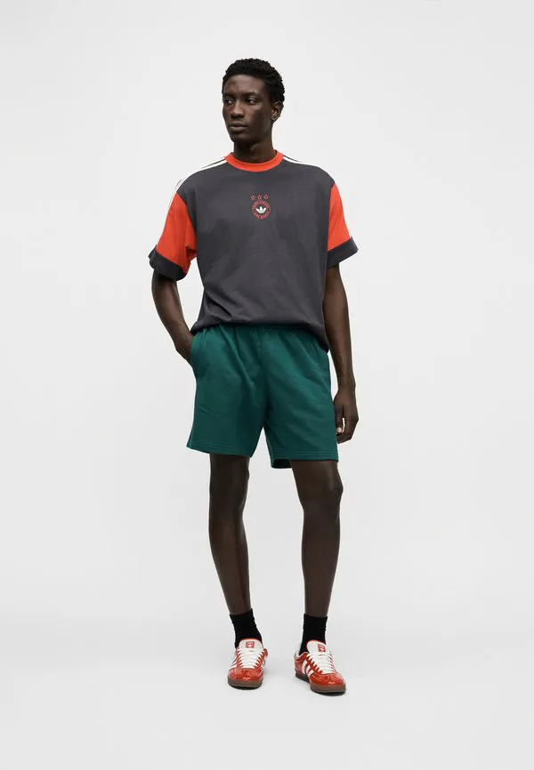 Футболка с принтом в виде панелей Adidas Originals, Utility Black — фото 3