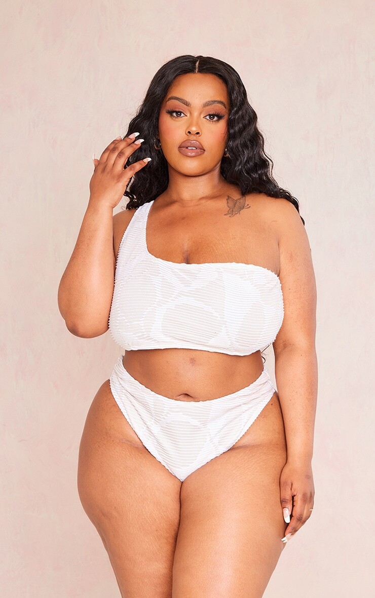 

PrettyLittleThing Кремовый текстурированный топ бикини на одно плечо Plus