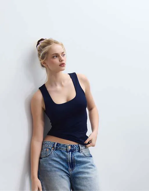 

Темно-синяя футболка на широких бретелях из полиамида Stradivarius, Синий, Темно-синяя футболка на широких бретелях из полиамида Stradivarius