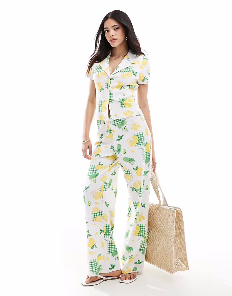 

ASOS DESIGN комплект из широких боксерских брюк и кофты в вафельную клетку с лимонным принтом drink