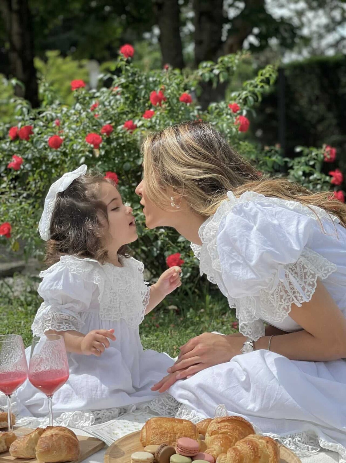 Льняное платье для мамы Katherine с вышивкой Petite Maison Kids, белый — фото 4