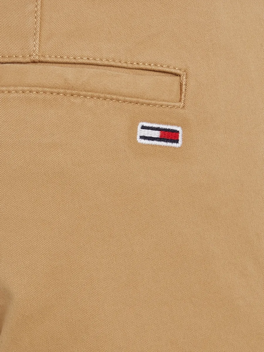Брюки-чиносы Tommy Jeans "TJM SCANTON CHINO PANT" с фирменной этикеткой, хаки — фото 4