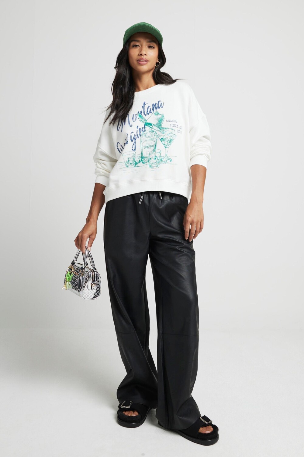 

Брюки Petite из искусственной кожи с широкими штанинами River Island, черный