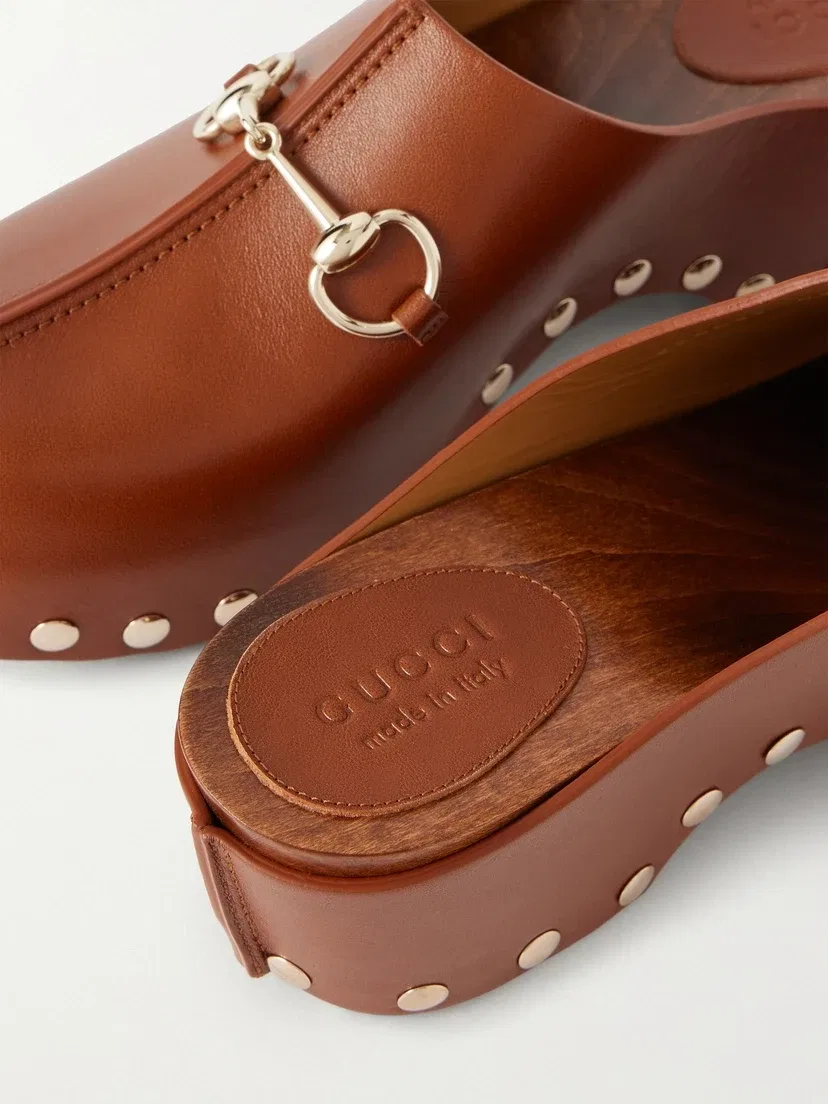 Туфли клоги из кожи с заклепками GUCCI, коричневый — фото 4