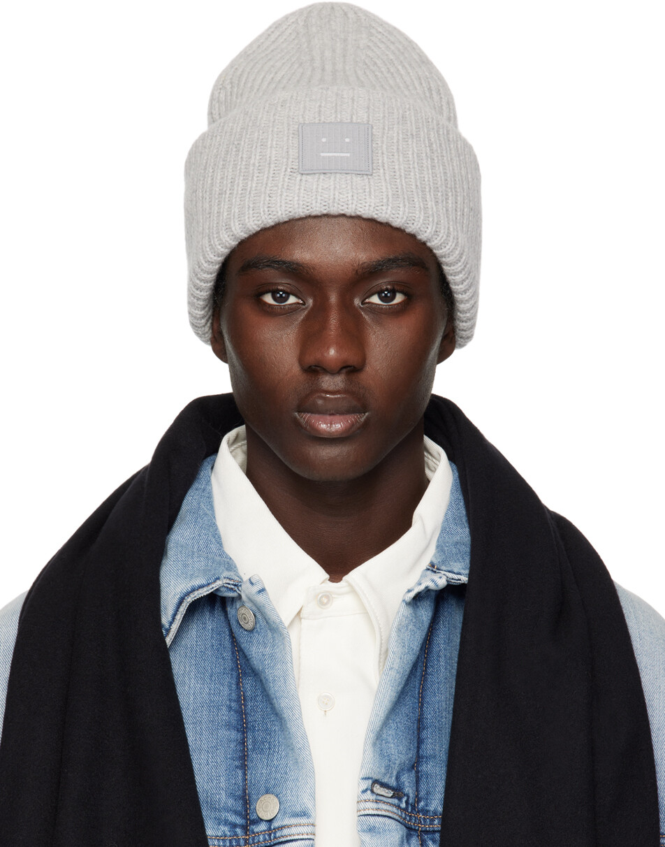 

Серая шапка с большим логотипом Acne Studios