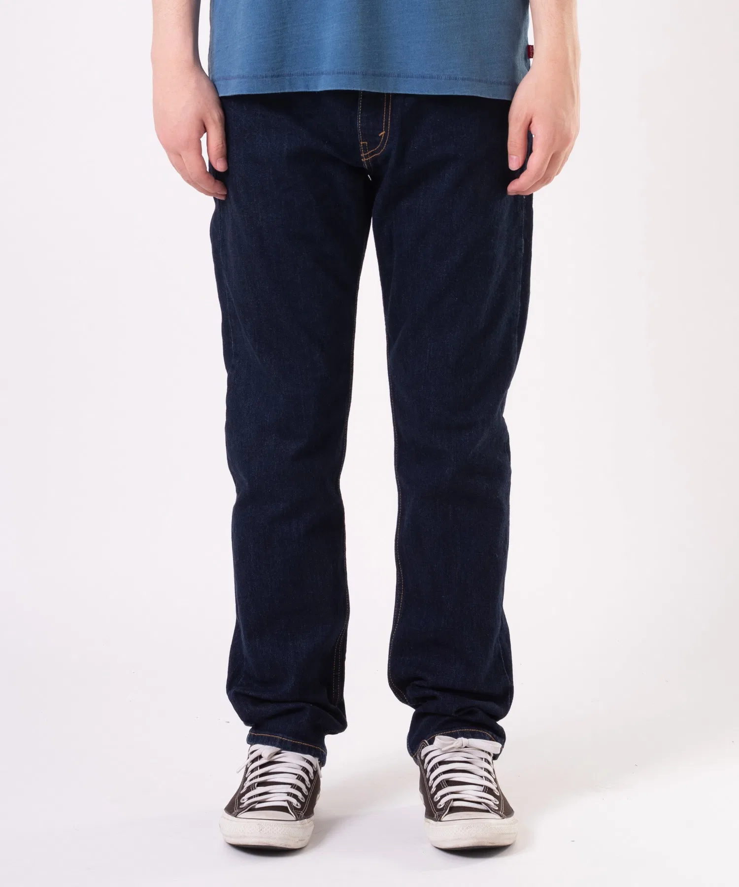 Джинсы Levi's 502™ зауженного кроя, темно-синие.
