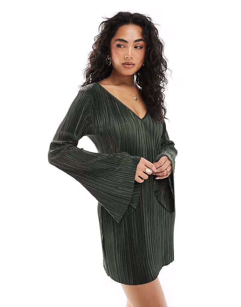 

Мини-платье ASOS DESIGN с длинными рукавами, V-образным вырезом спереди и рукавами-ангелом, темно-оливкового цвета