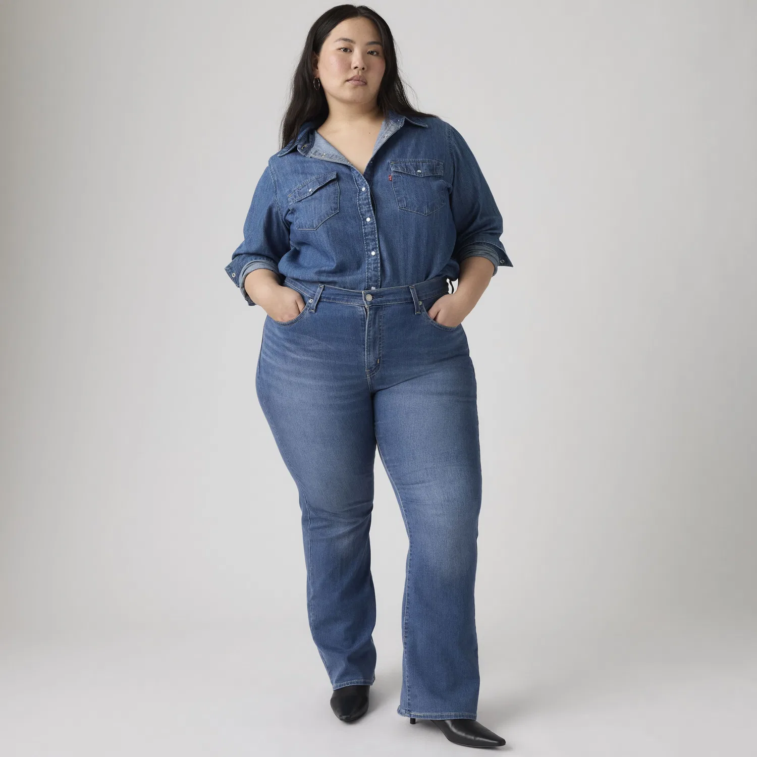 725 Джинсы-клеш с высокой посадкой для женщин (большие размеры) Levi's, Medium Wash