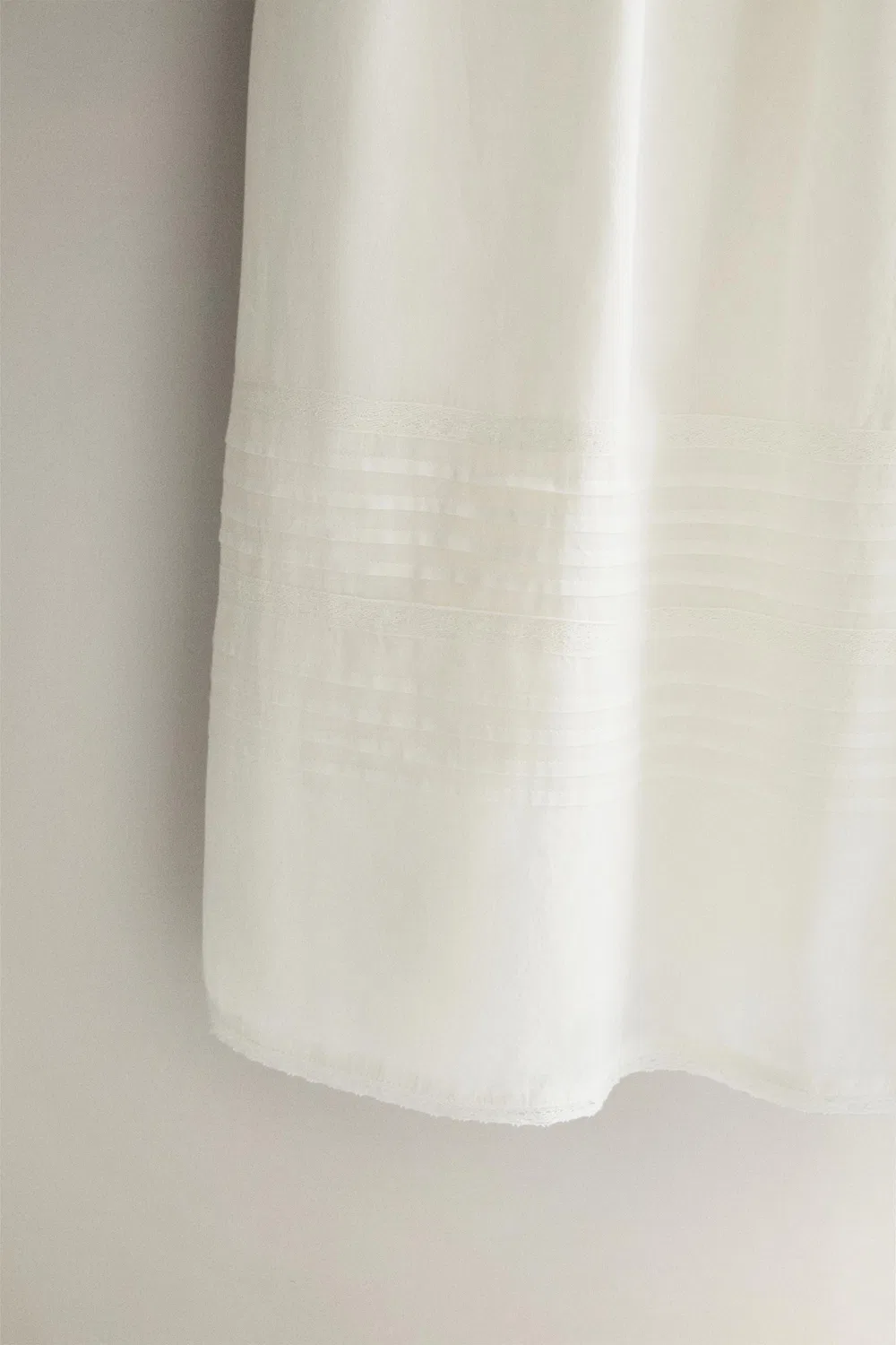 Ночная рубашка на бретелях с кружевом и складками ZARA, Ivory — фото 3