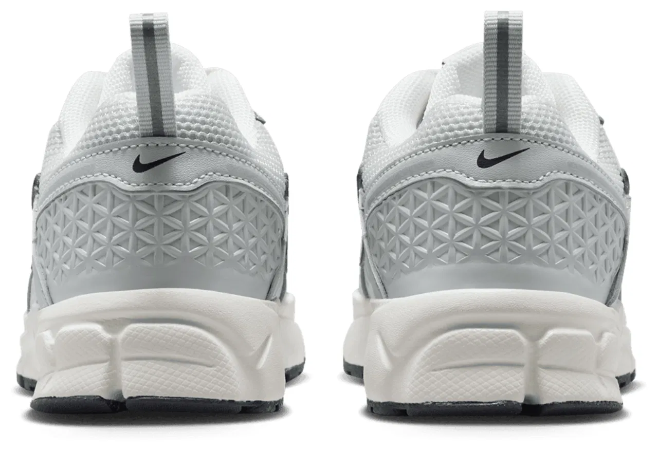 Кроссовки для мальчиков Vomero 5 Nike, цвет Gray/Silver/Black — фото 3