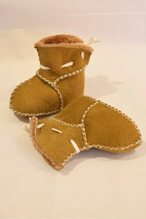 Детские ботинки для новорожденных с шнуровкой Simala baby yellow back-lace-up boot type lambskin booties Adisia, Yellow — фото 4
