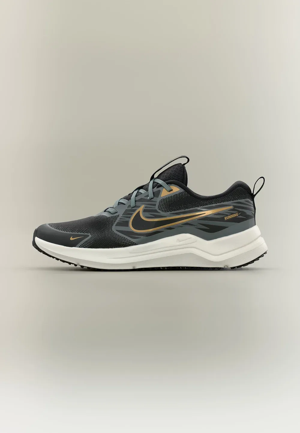 Кроссовки Cosmic Runner унисекс для бега по улицам Nike Performance, Black/Metallic Gold-Coloured/Smoke Grey/Sail/Rio Teal