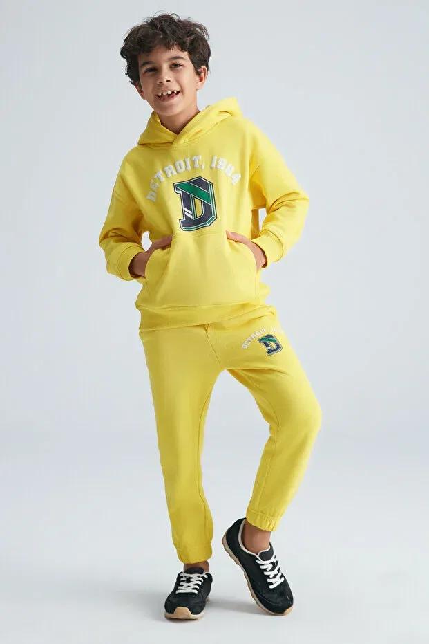 Детский спортивный костюм для мальчиков с принтом Jrue boy's cotton printed detailed hooded yellow tracksuit set with kangaroo pocket Grimelange, Yellow — фото 4
