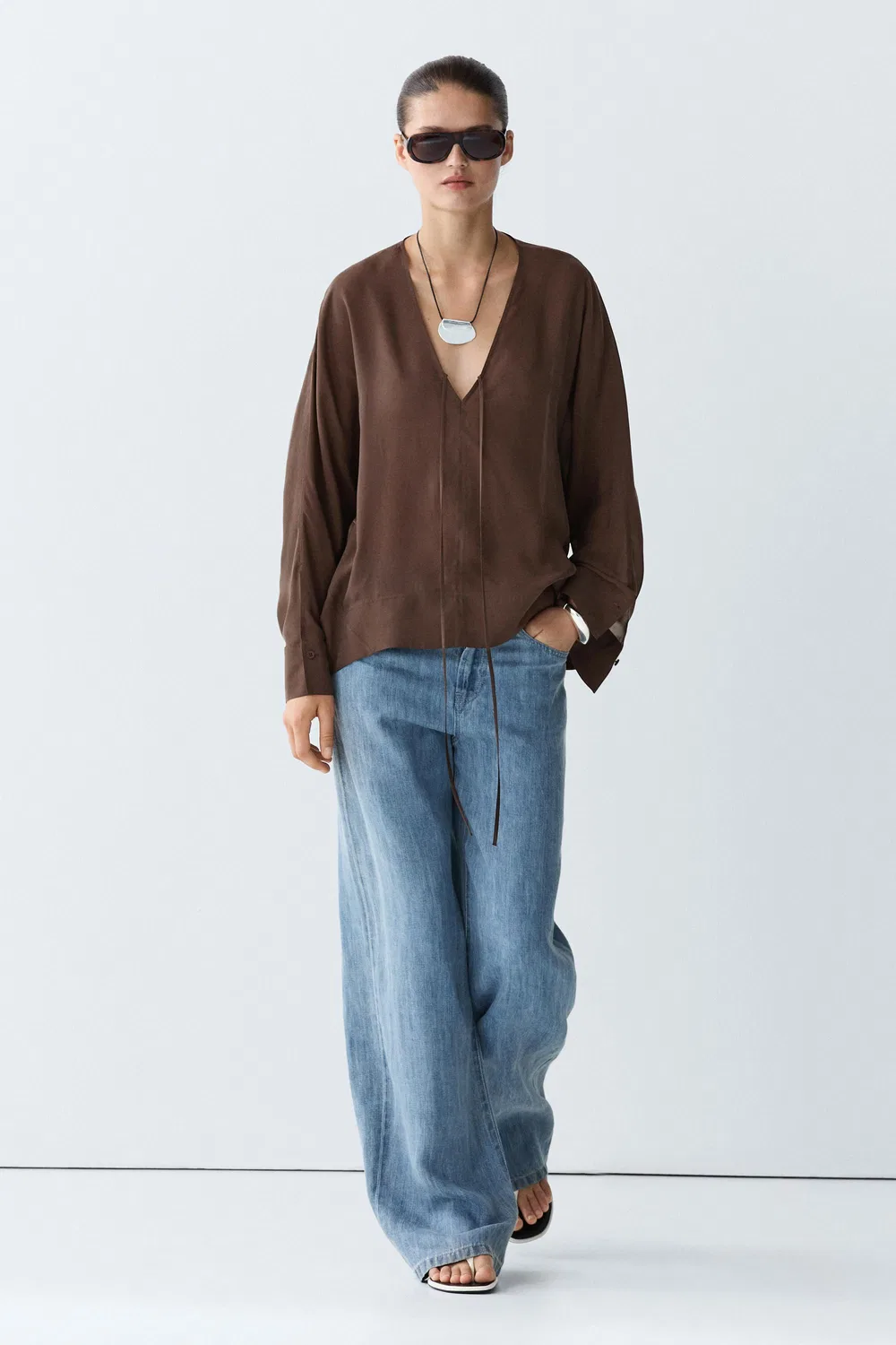 Блузка Massimo Dutti, свободная, с V-образным вырезом и завязками, коричневый