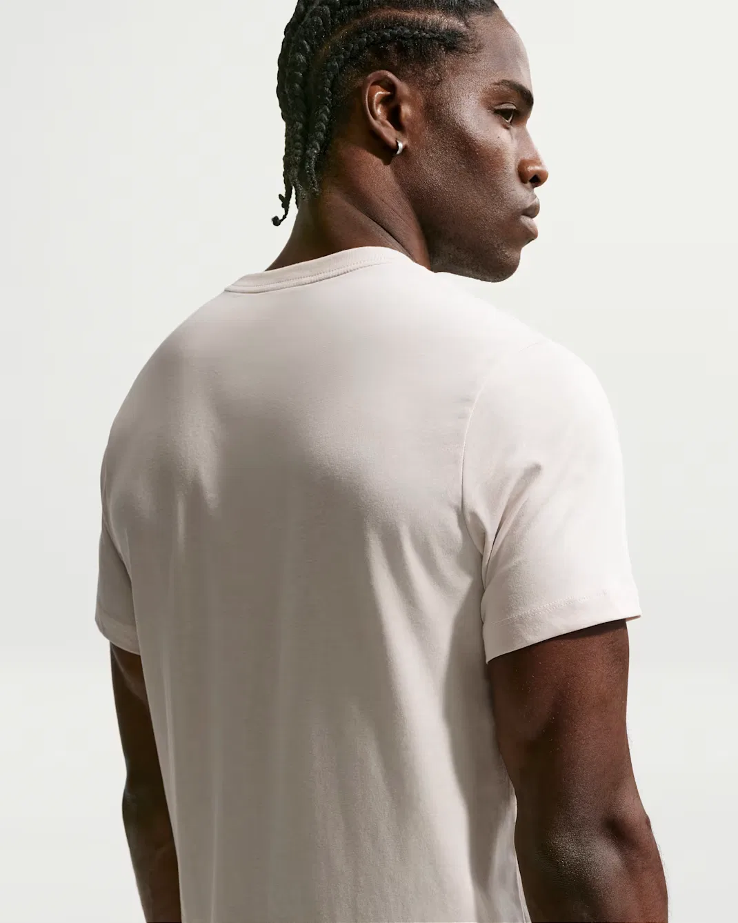 Мужская футболка Nike Sportswear Club, Light Orewood Brown — фото 2