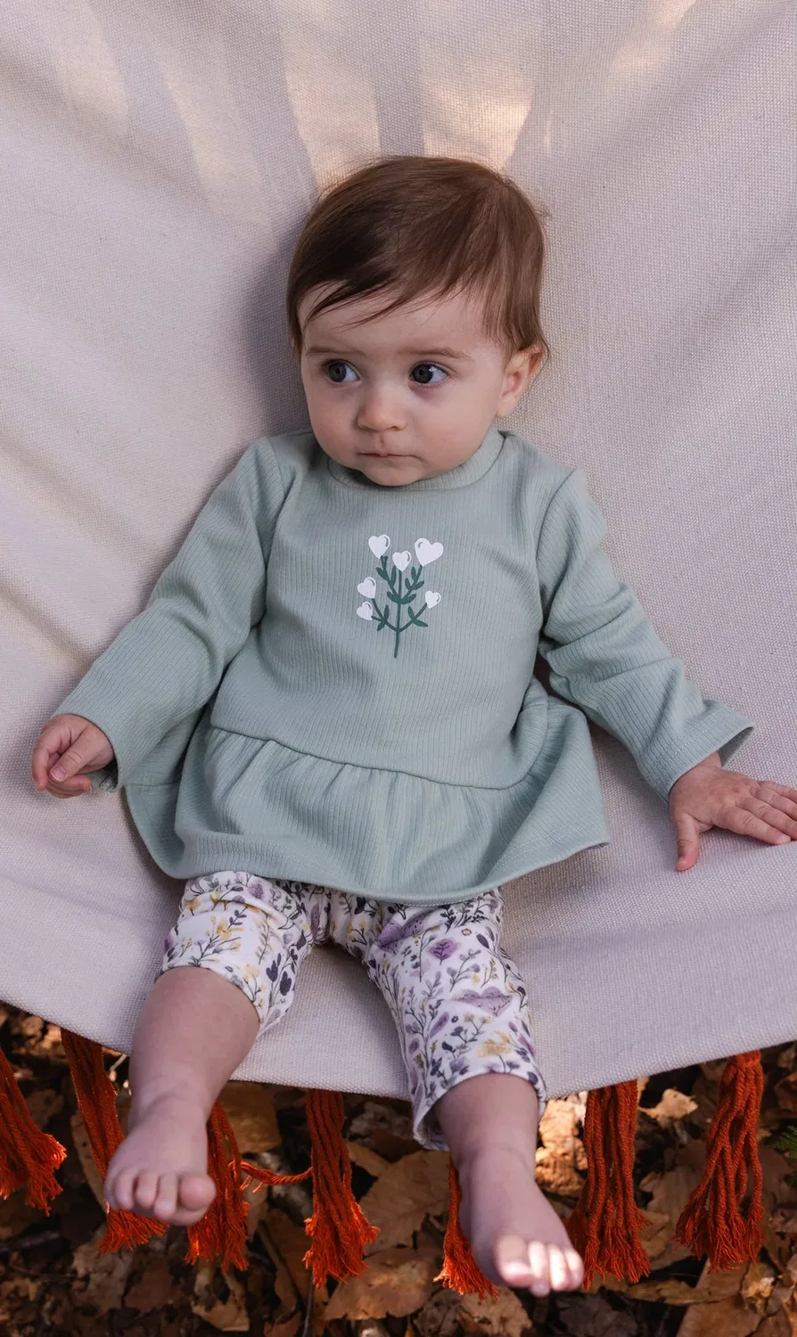 Детский комплект туники с баской и леггинсов с принтом сердечек Deux par Deux, Green and Beige Heart Print — фото 2