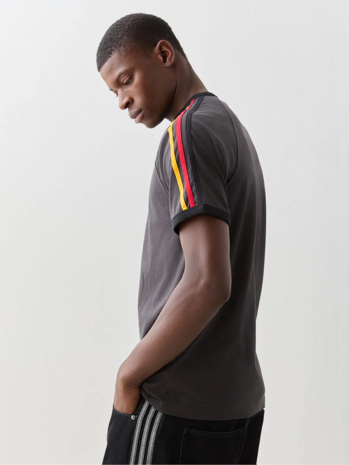 Футболка с контрастной горловиной, adidas Originals, угольно-серый — фото 4