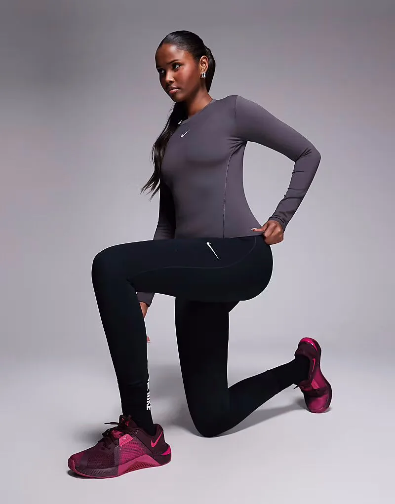 Nike Training Облегающая футболка с длинными рукавами Nike One Training Dri-FIT серого цвета — фото 2