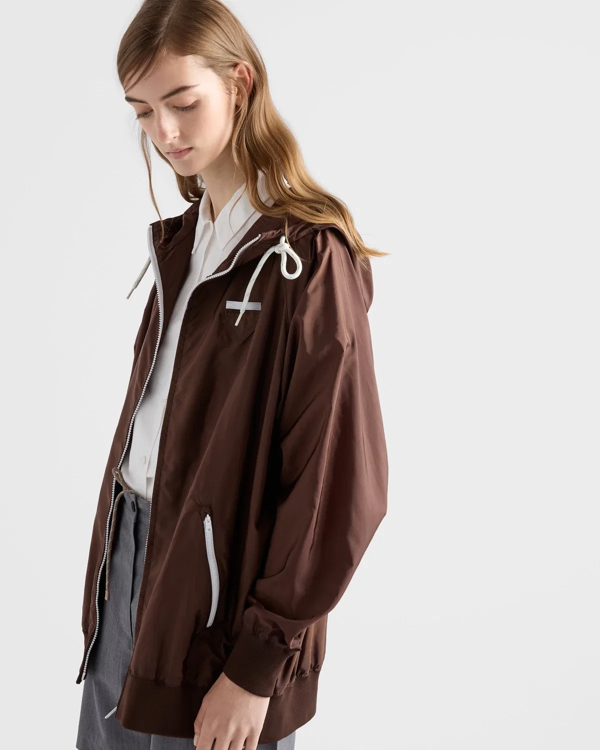 Легкая куртка из переработанного нейлона Prada, коричневый — фото 3
