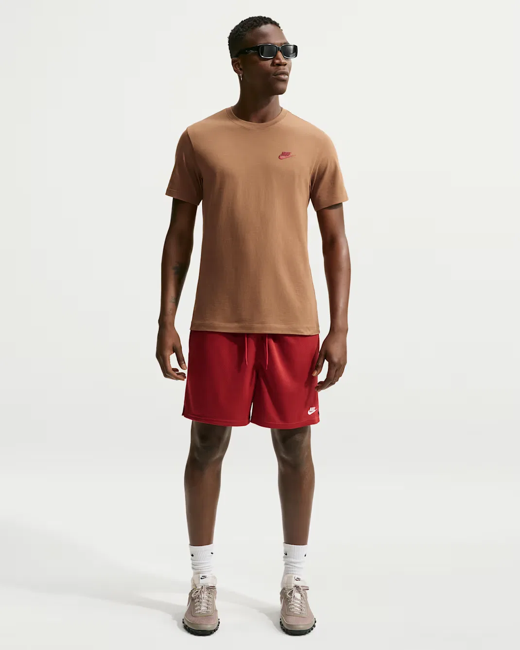Мужская футболка Nike Sportswear Club, Ale Brown/Tough Red — фото 4