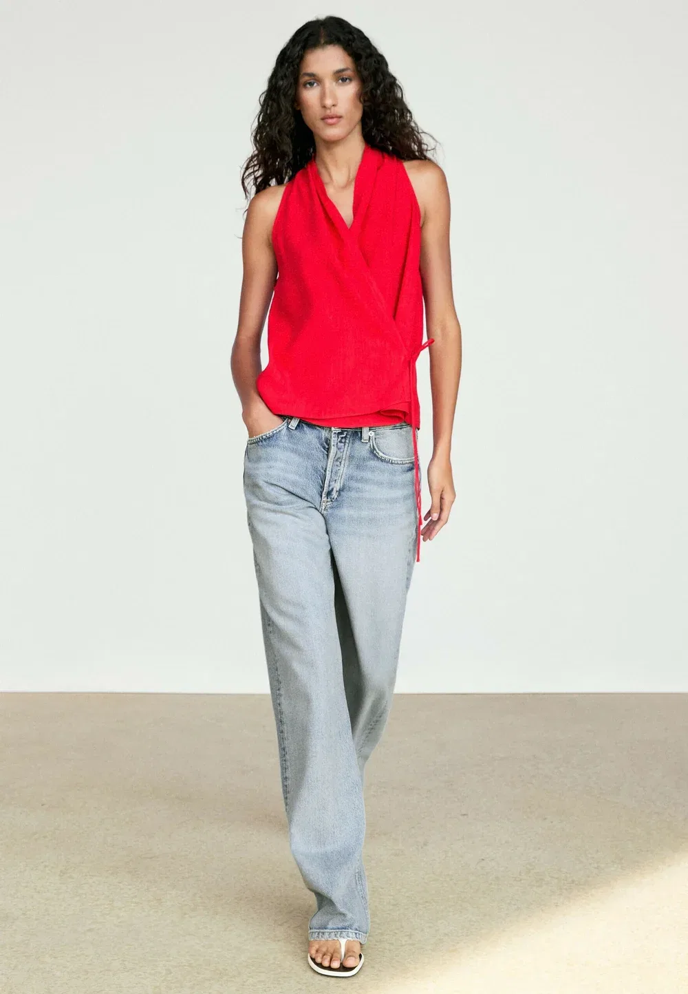 Льняной топ с завязками на шее - блузка Massimo Dutti, Red — фото 4