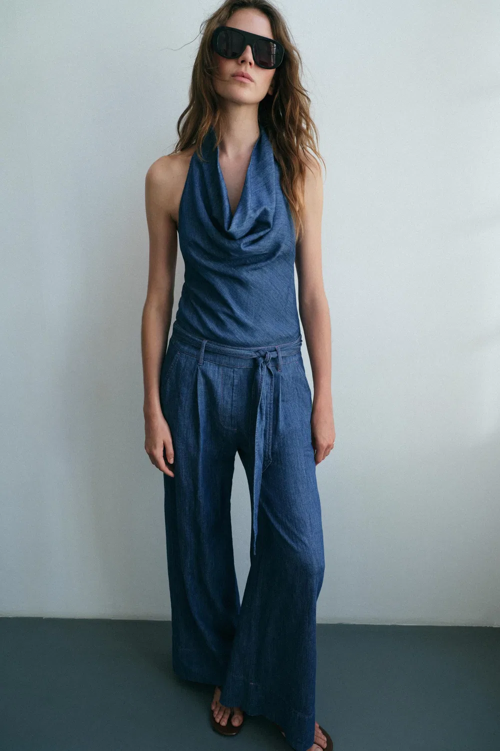 Комбинезон с открытой спиной, завязками на шее и поясом. ZARA, Indigo