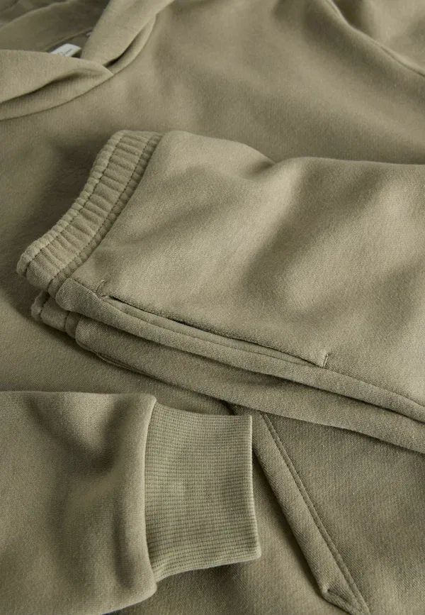 Комплект спортивный из худи и брюк Regular Fit The Set Khaki, черный/хаки — фото 4